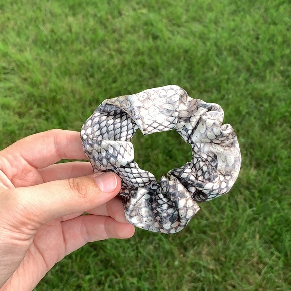 𝐒𝐢𝐥𝐯𝐞𝐫 𝐒𝐧𝐚𝐤𝐞𝐬𝐤𝐢𝐧 𝐒𝐜𝐫𝐮𝐧𝐜𝐡𝐢𝐞 - Picture 2 of 4